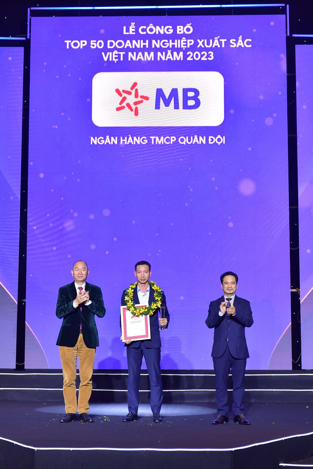 MB lọt Top 13 Doanh nghiệp xuất sắc nhất Việt Nam năm 2023 - Ảnh 1.