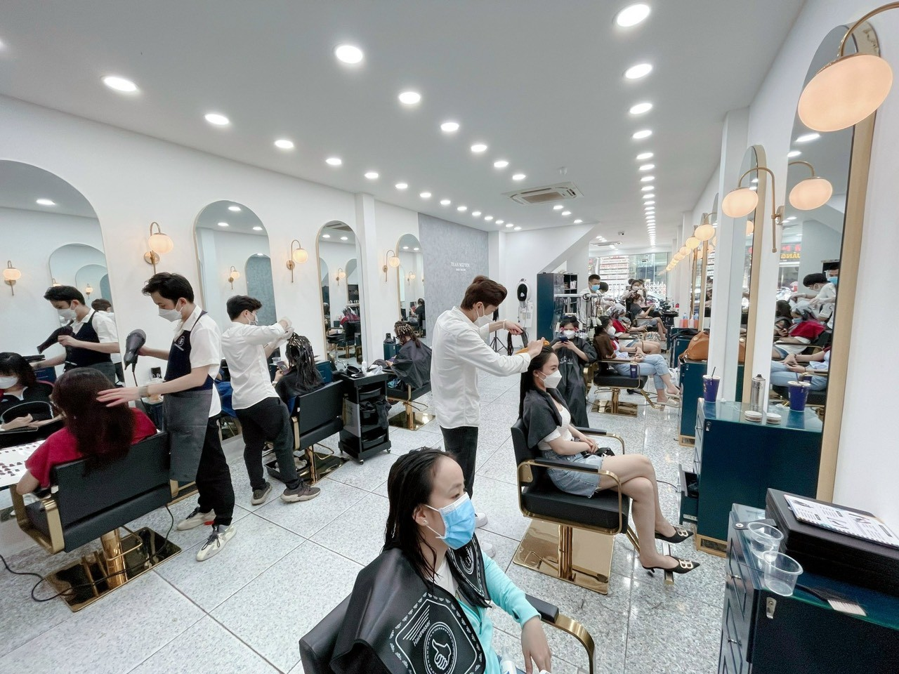 Từ chàng trai nghèo đến ông chủ Tuấn Nguyễn Hair Salon nổi danh đất Hà Thành - Ảnh 4.