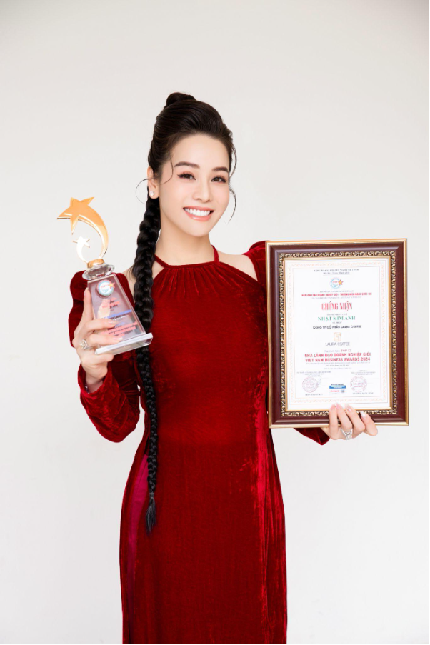 Nhật Kim Anh cùng Laura Coffee nhận vinh danh tại Thương hiệu mạnh quốc gia 2024 - Ảnh 2.