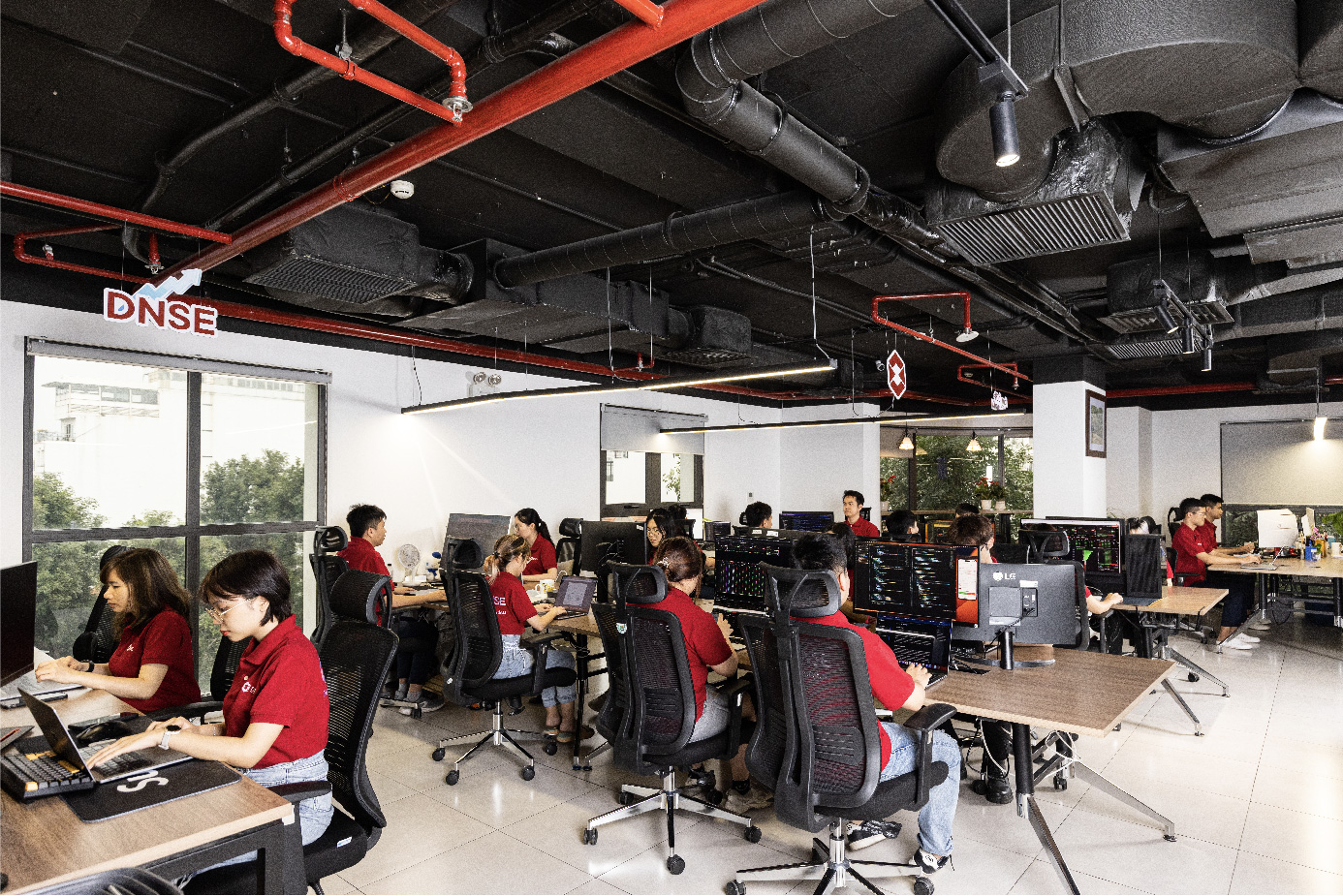 Chủ tịch DNSE Nguyễn Hoàng Giang: Từ Tổng Giám đốc CTCK trẻ nhất Việt Nam tới cột mốc đưa CTCK công nghệ đầu tiên IPO - Ảnh 6. Chủ tịch DNSE Nguyễn Hoàng Giang: Từ Tổng Giám đốc CTCK trẻ nhất Việt Nam tới cột mốc đưa CTCK công nghệ đầu tiên IPO - Ảnh 6.