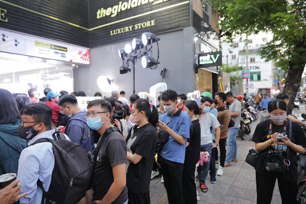 Hàng ngàn người dùng đến xếp hàng chờ mua Redmi Note 13 tại Việt Nam - Ảnh 2.