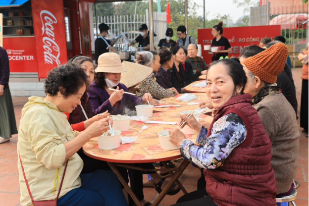 Coca-Cola Việt Nam mang Tết diệu kỳ đến hàng nghìn hoàn cảnh khó khăn - Ảnh 4.