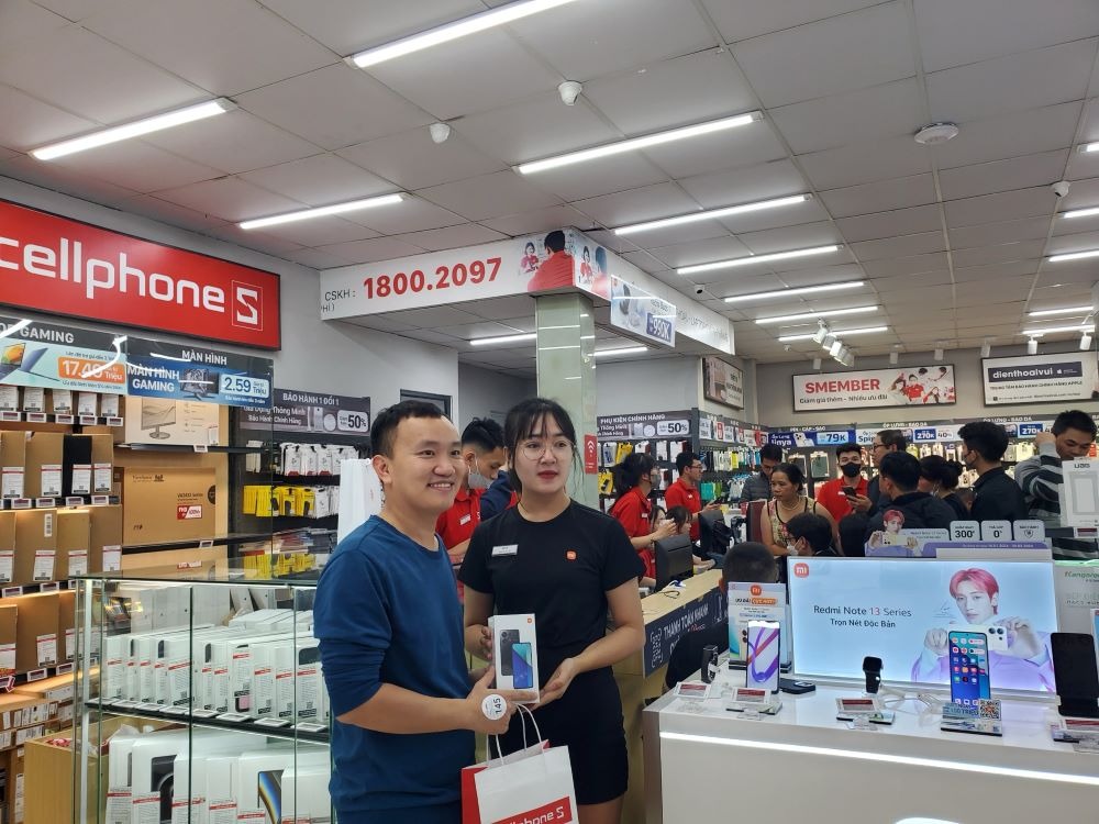 Hàng ngàn người dùng đến xếp hàng chờ mua Redmi Note 13 tại Việt Nam - Ảnh 4.