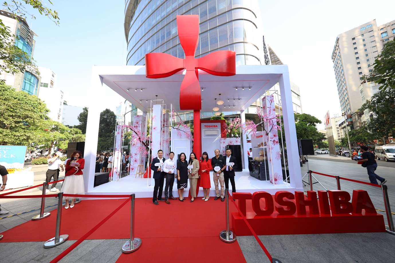 Có gì hấp dẫn trên chuyến xe “Đến Trạm Tết Thịnh” của Toshiba mà khiến nhà nhà cùng tham gia hưởng ứng - Ảnh 2.