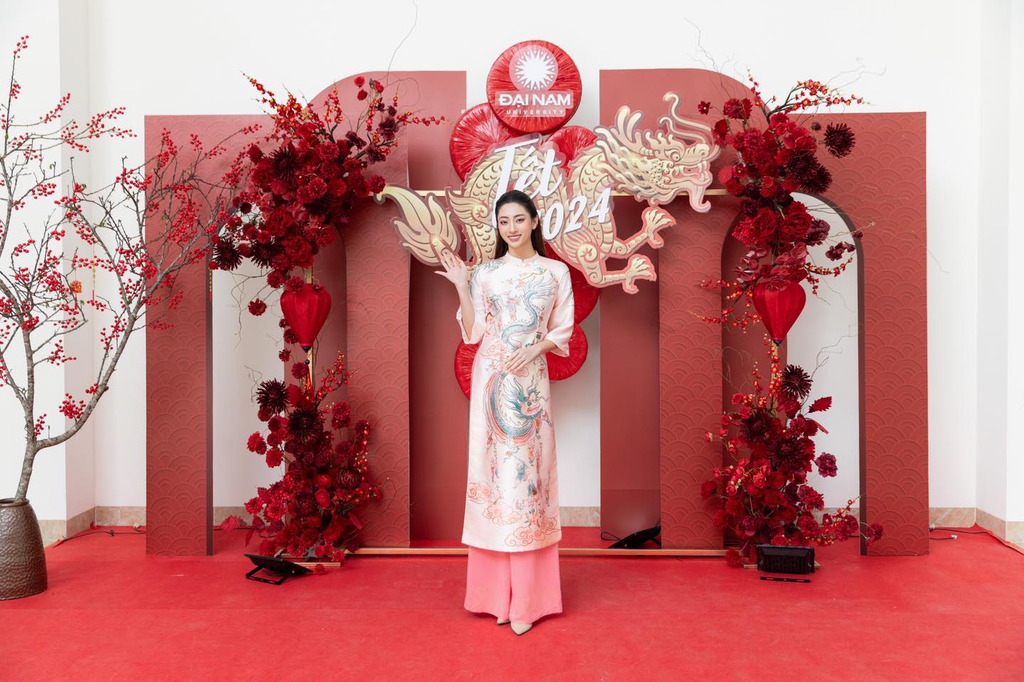 Hoa hậu Lương Thùy Linh cùng thầy trò ĐH Đại Nam trải nghiệm Tết xưa, tôn vinh giá trị văn hoá truyền thống - Ảnh 1.