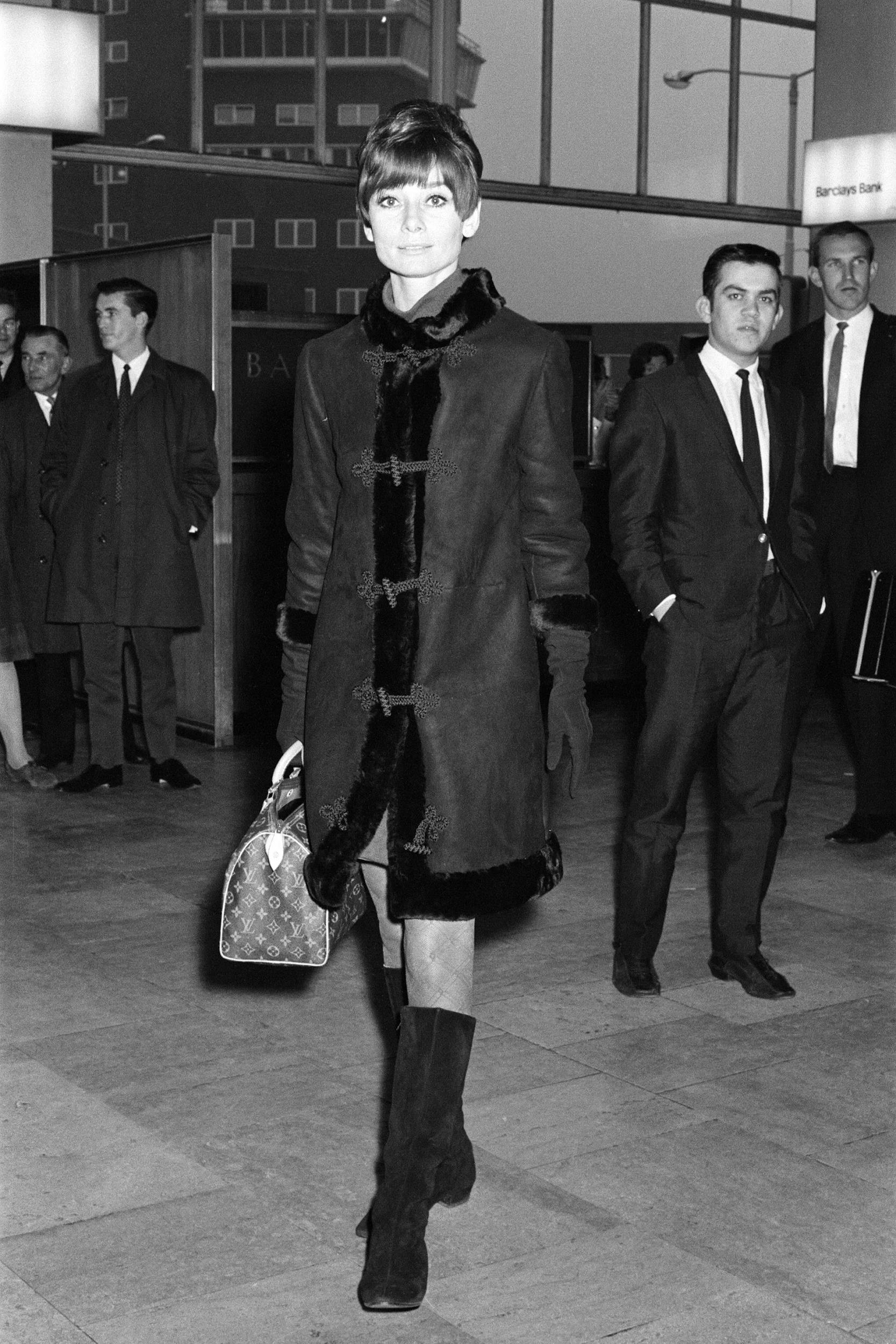Túi Speedy của Louis Vuitton: Từ thiết kế được Audrey Hepburn yêu thích đến chiếc “It-bag” khiến giới thời trang khao khát - Ảnh 2.