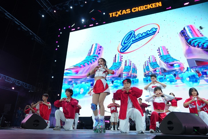Vừa tung MV debut “Yêu đậm âm điệu”, nữ ca sĩ trẻ đã có cơ hội trình diễn trước hơn 50.000 khán giả - Ảnh 2.