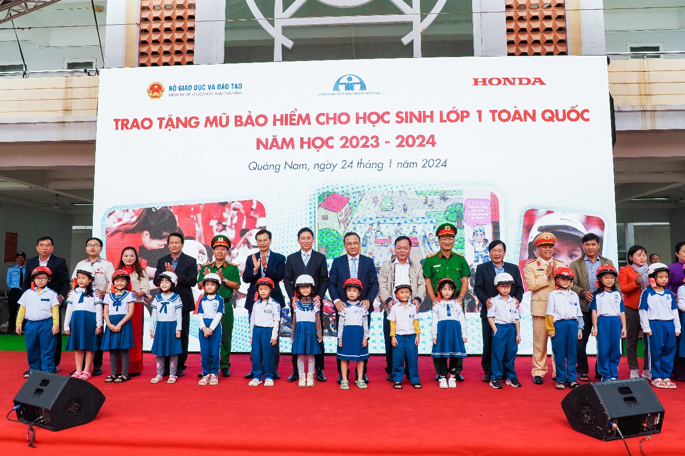 Honda Việt Nam phát động Trao tặng mũ bảo hiểm cho học sinh lớp Một khu vực miền Trung năm học 2023 - 2024 - Ảnh 1.