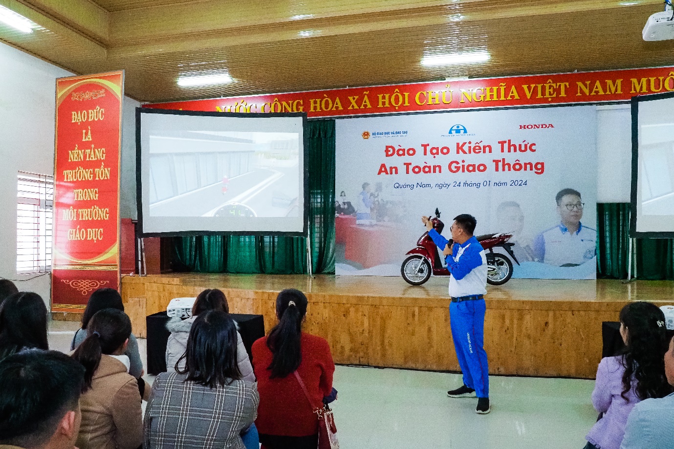 Honda Việt Nam phát động Trao tặng mũ bảo hiểm cho học sinh lớp Một khu vực miền Trung năm học 2023 - 2024 - Ảnh 3.