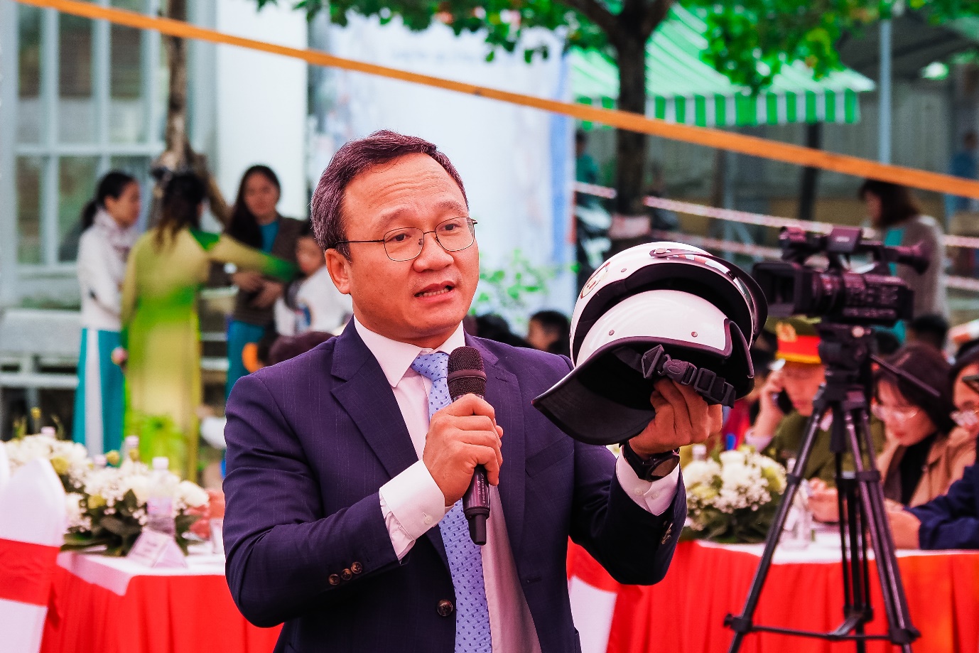 Honda Việt Nam phát động Trao tặng mũ bảo hiểm cho học sinh lớp Một khu vực miền Trung năm học 2023 - 2024 - Ảnh 4.