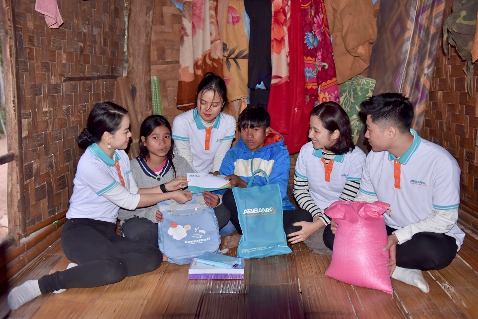 ABBANK gây quỹ tặng 50.000 cây xanh hỗ trợ sinh kế cho Quảng Bình - Ảnh 1.