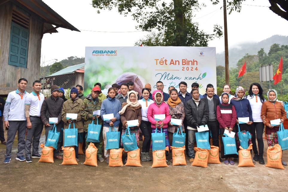 ABBANK gây quỹ tặng 50.000 cây xanh hỗ trợ sinh kế cho Quảng Bình - Ảnh 2.