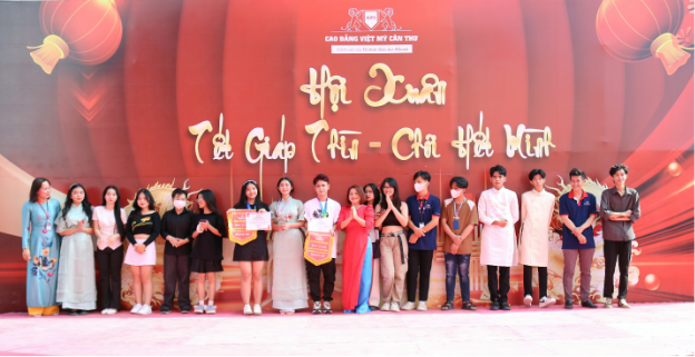 Khám phá nét đặc trưng Tết truyền thống của Hội xuân 2024 tại Cao đẳng Việt Mỹ Cần Thơ - Ảnh 1.