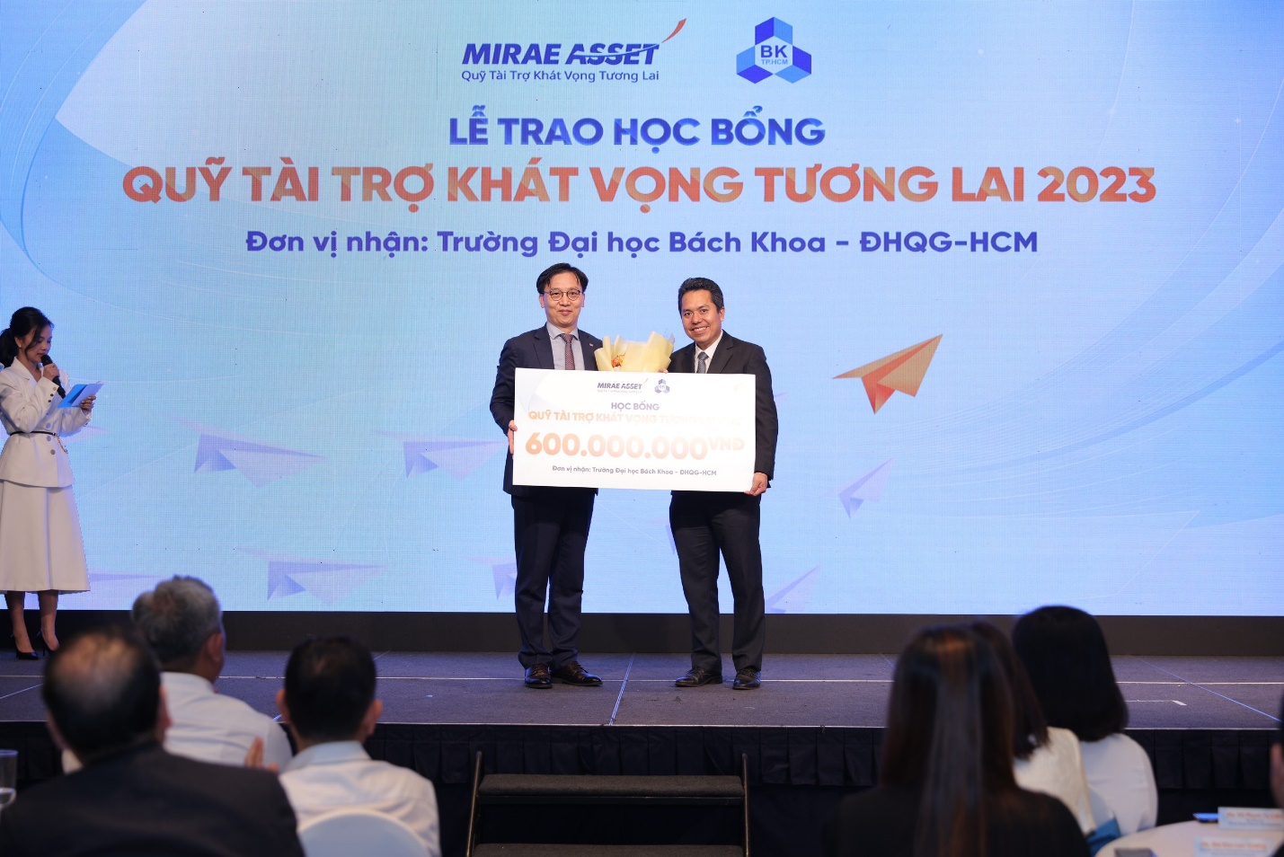 Tập đoàn Mirae Asset dành tặng học bổng trị giá hơn 4 tỷ đồng cho sinh viên Việt Nam - Ảnh 1.