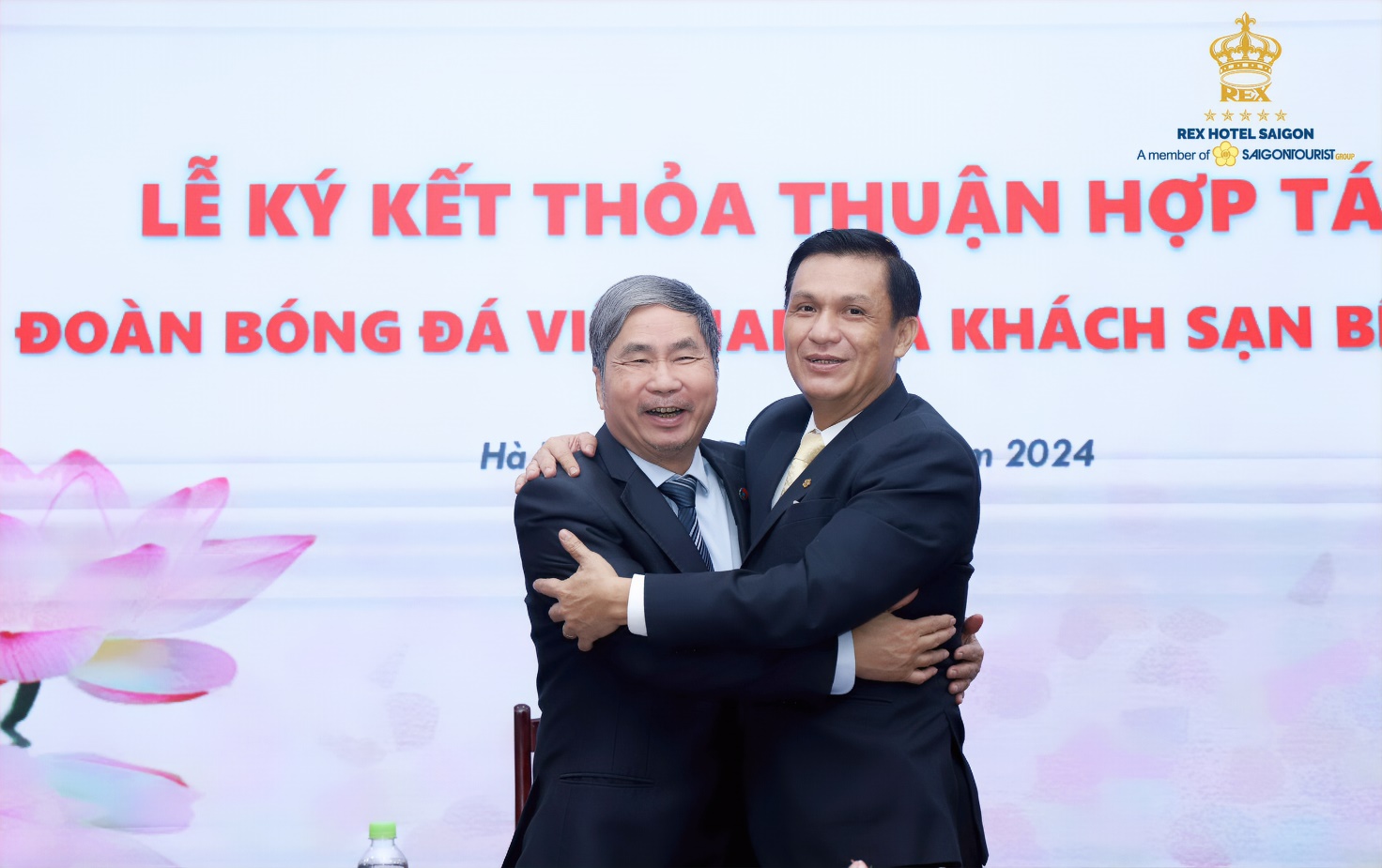 Lễ ký kết thỏa thuận hợp tác giữa Liên Đoàn Bóng Đá Việt Nam và khách sạn Rex Sài Gòn - Ảnh 2.