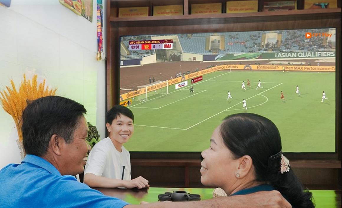 Thủ môn Kim Thanh đón Tết lớn, cổ vũ tuyển Việt Nam tại Asian Cup qua TV 98 inch - Ảnh 1.
