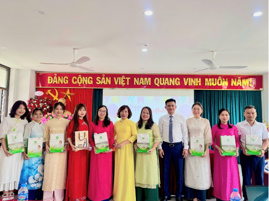 Bộ sản phẩm chăm sóc tóc và da của Dược phẩm Hoa Linh được nhiều doanh nghiệp lớn tin chọn làm quà tặng cho nữ CBNV - Ảnh 4.