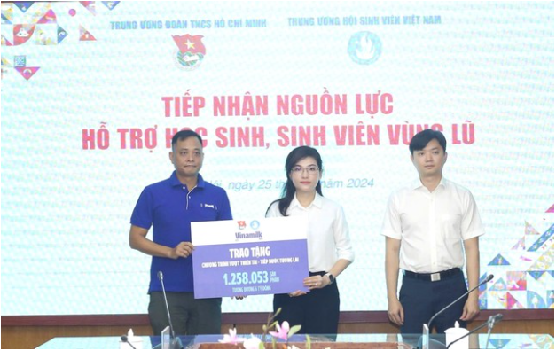 Chương trình Vượt thiên tai – tiếp bước tương lai của Vinamilk vượt cam kết 1,2 triệu sản phẩm cho học sinh vùng bão lũ - Ảnh 1.