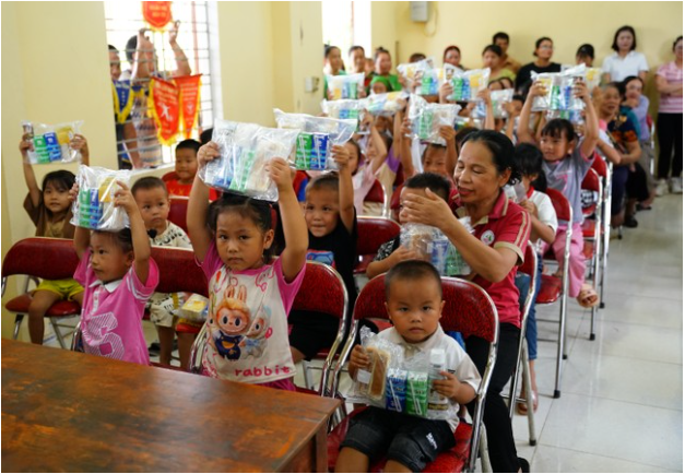 Chương trình Vượt thiên tai – tiếp bước tương lai của Vinamilk vượt cam kết 1,2 triệu sản phẩm cho học sinh vùng bão lũ - Ảnh 6.