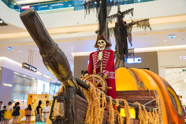 Khám phá con tàu bí ẩn, check-in cùng bí ngô khổng lồ tại Crescent Mall mùa Halloween 2024 - Ảnh 3.