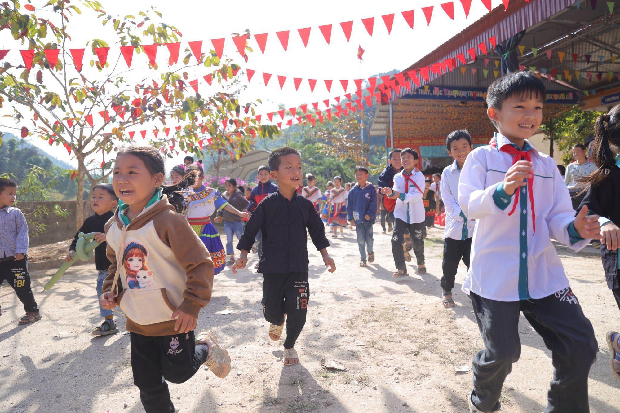 CHIN-SU mang cơm có thịt đặc biệt lên vùng cao, “tiếp sức học trò, tiếp lửa thầy cô”- Ảnh 1.