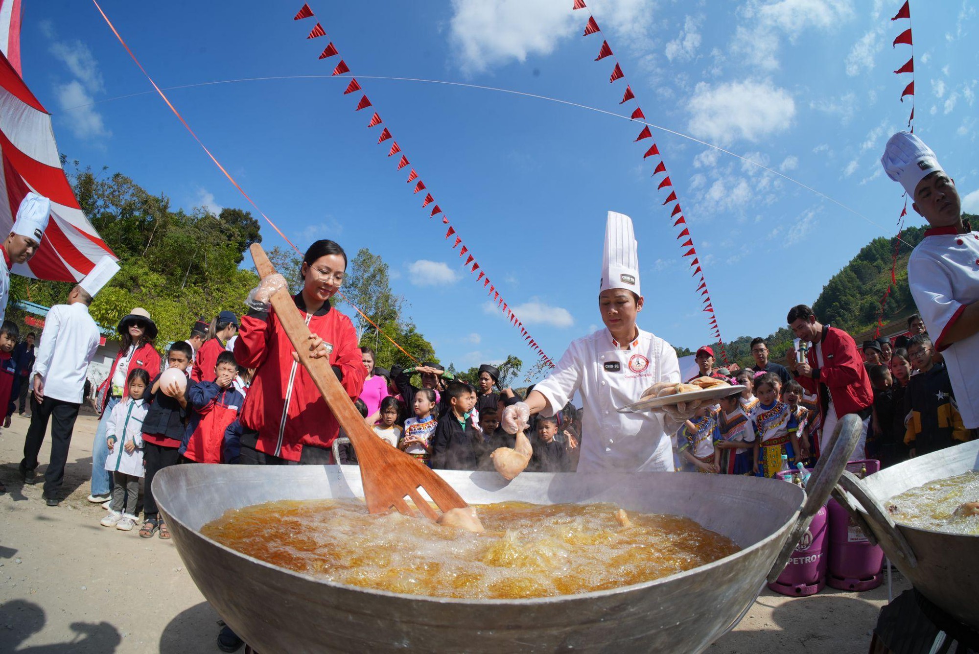 CHIN-SU mang cơm có thịt đặc biệt lên vùng cao, “tiếp sức học trò, tiếp lửa thầy cô”- Ảnh 2.