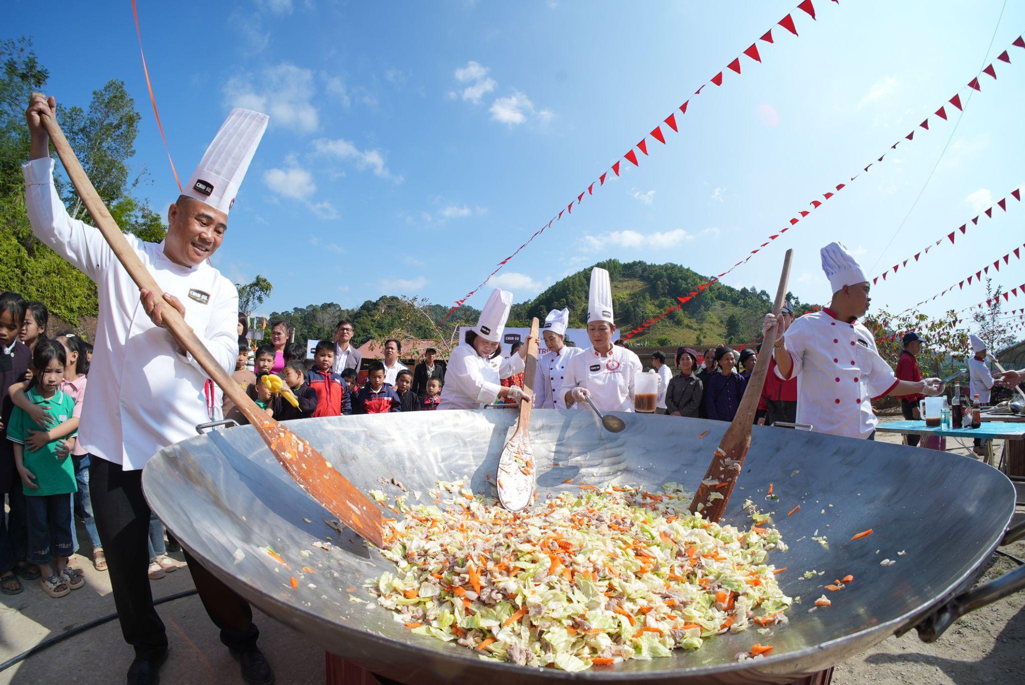 CHIN-SU mang cơm có thịt đặc biệt lên vùng cao, “tiếp sức học trò, tiếp lửa thầy cô”- Ảnh 3.