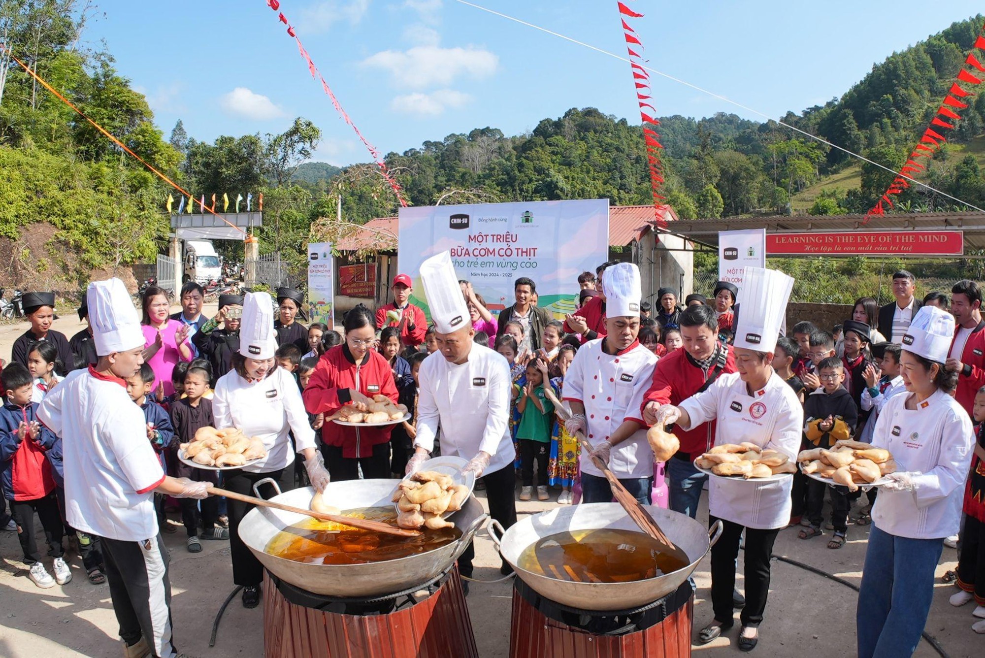 CHIN-SU mang cơm có thịt đặc biệt lên vùng cao, “tiếp sức học trò, tiếp lửa thầy cô”- Ảnh 4.