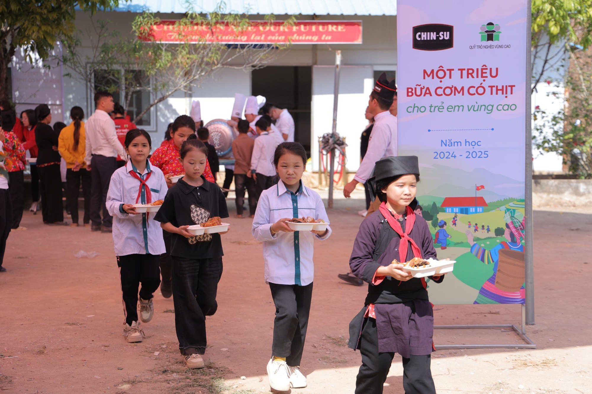 CHIN-SU mang cơm có thịt đặc biệt lên vùng cao, “tiếp sức học trò, tiếp lửa thầy cô”- Ảnh 5.