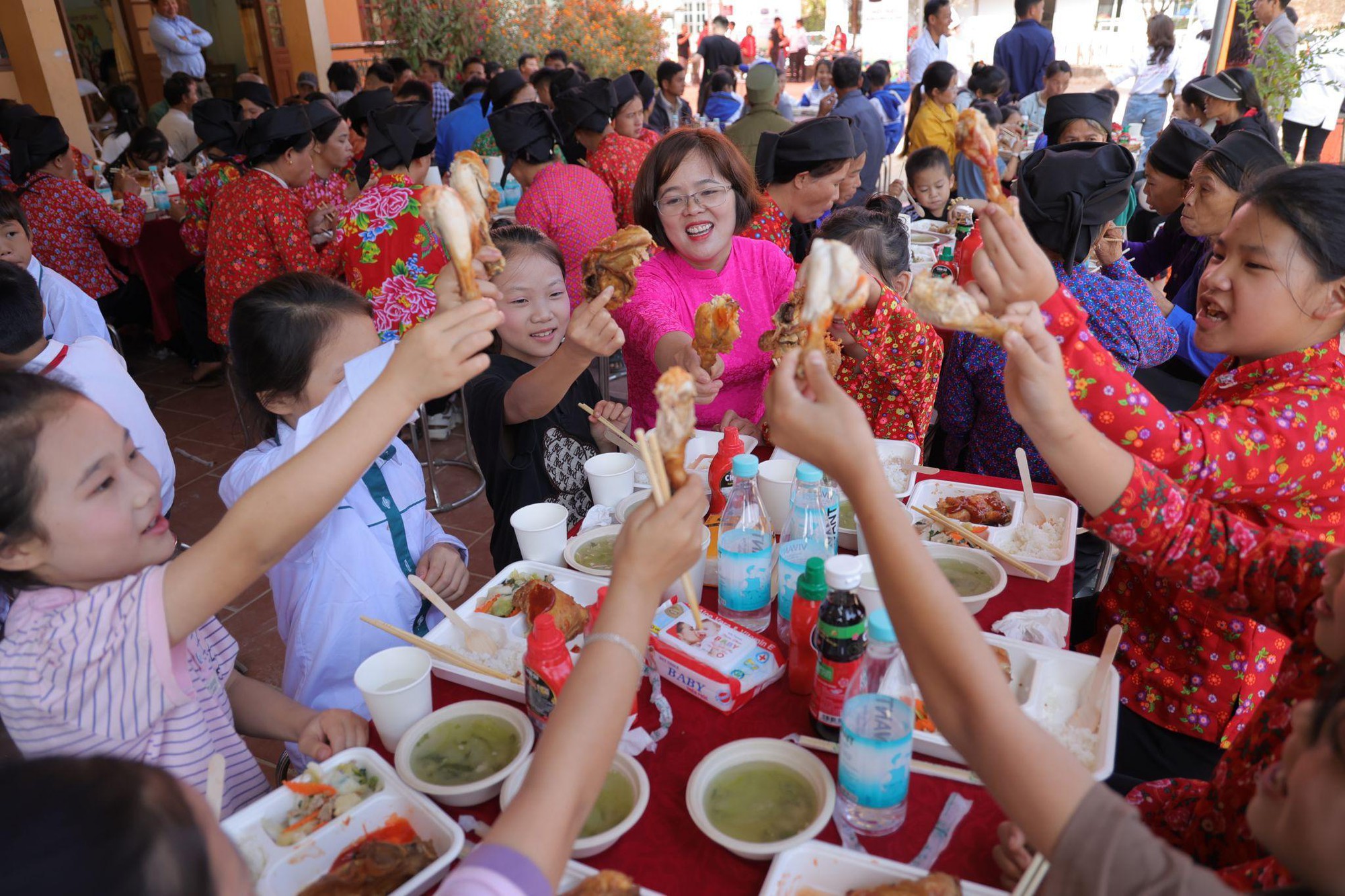 CHIN-SU mang cơm có thịt đặc biệt lên vùng cao, “tiếp sức học trò, tiếp lửa thầy cô”- Ảnh 6.