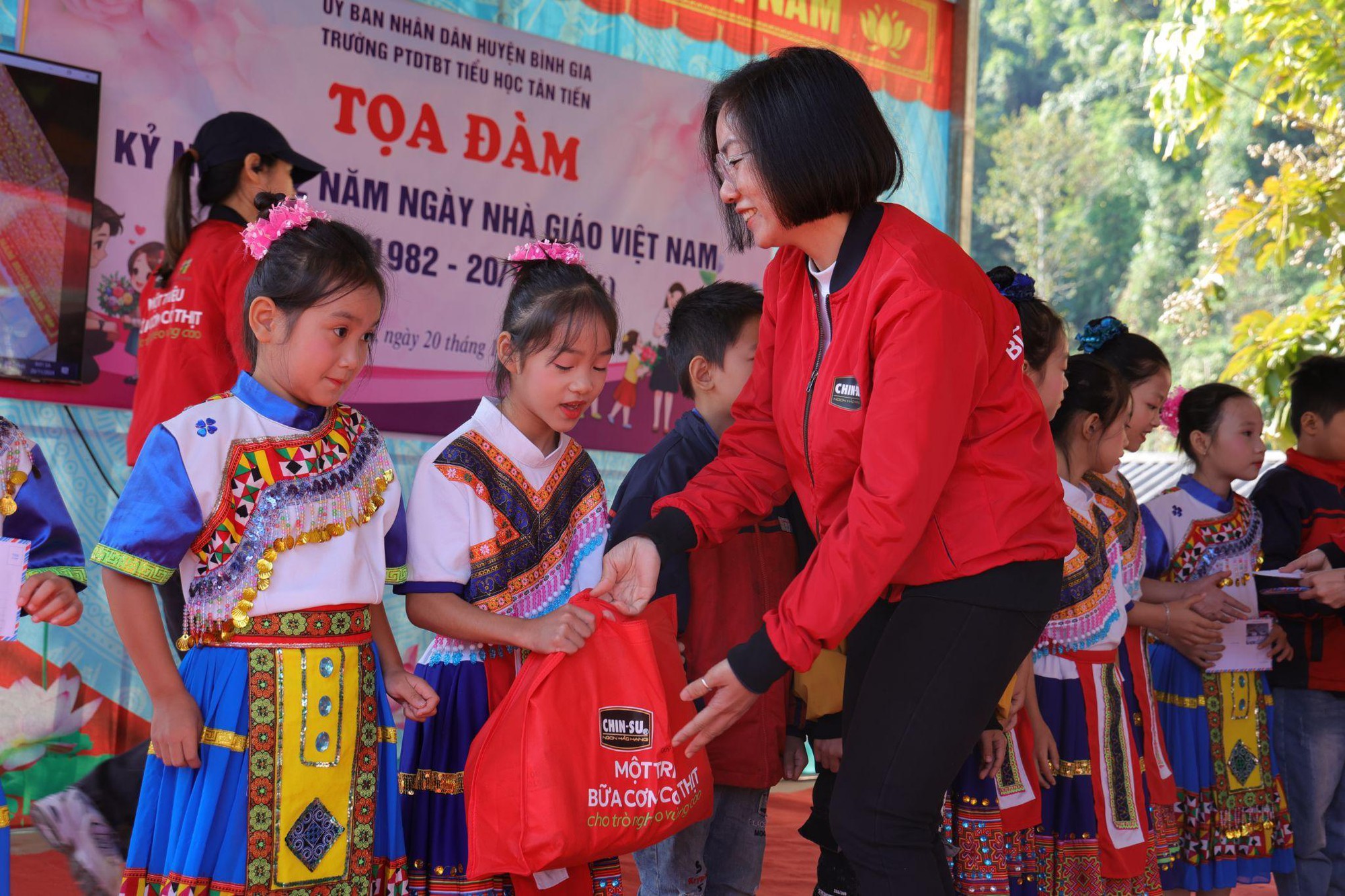 CHIN-SU mang cơm có thịt đặc biệt lên vùng cao, “tiếp sức học trò, tiếp lửa thầy cô”- Ảnh 7.