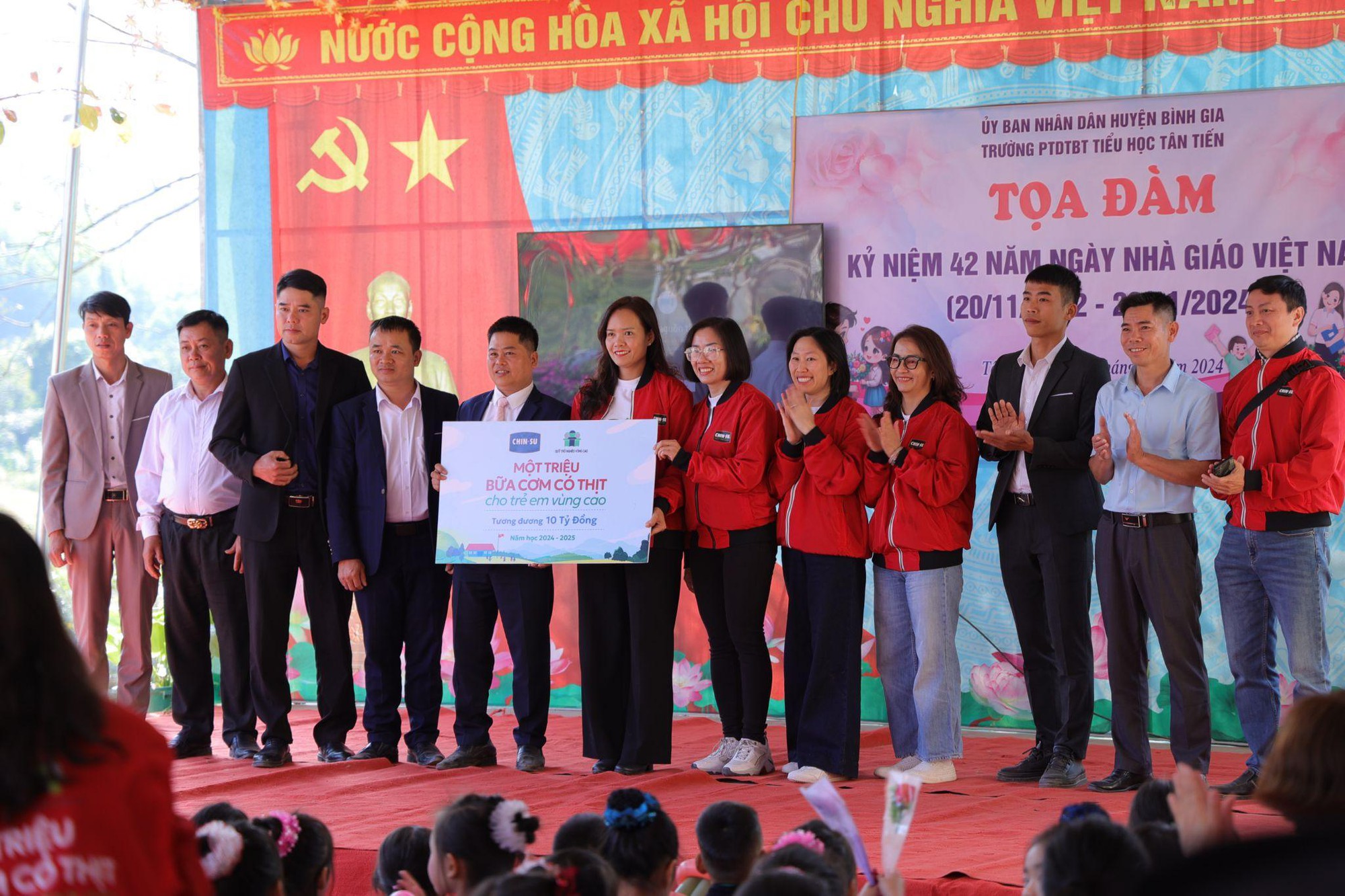 CHIN-SU mang cơm có thịt đặc biệt lên vùng cao, “tiếp sức học trò, tiếp lửa thầy cô”- Ảnh 8.