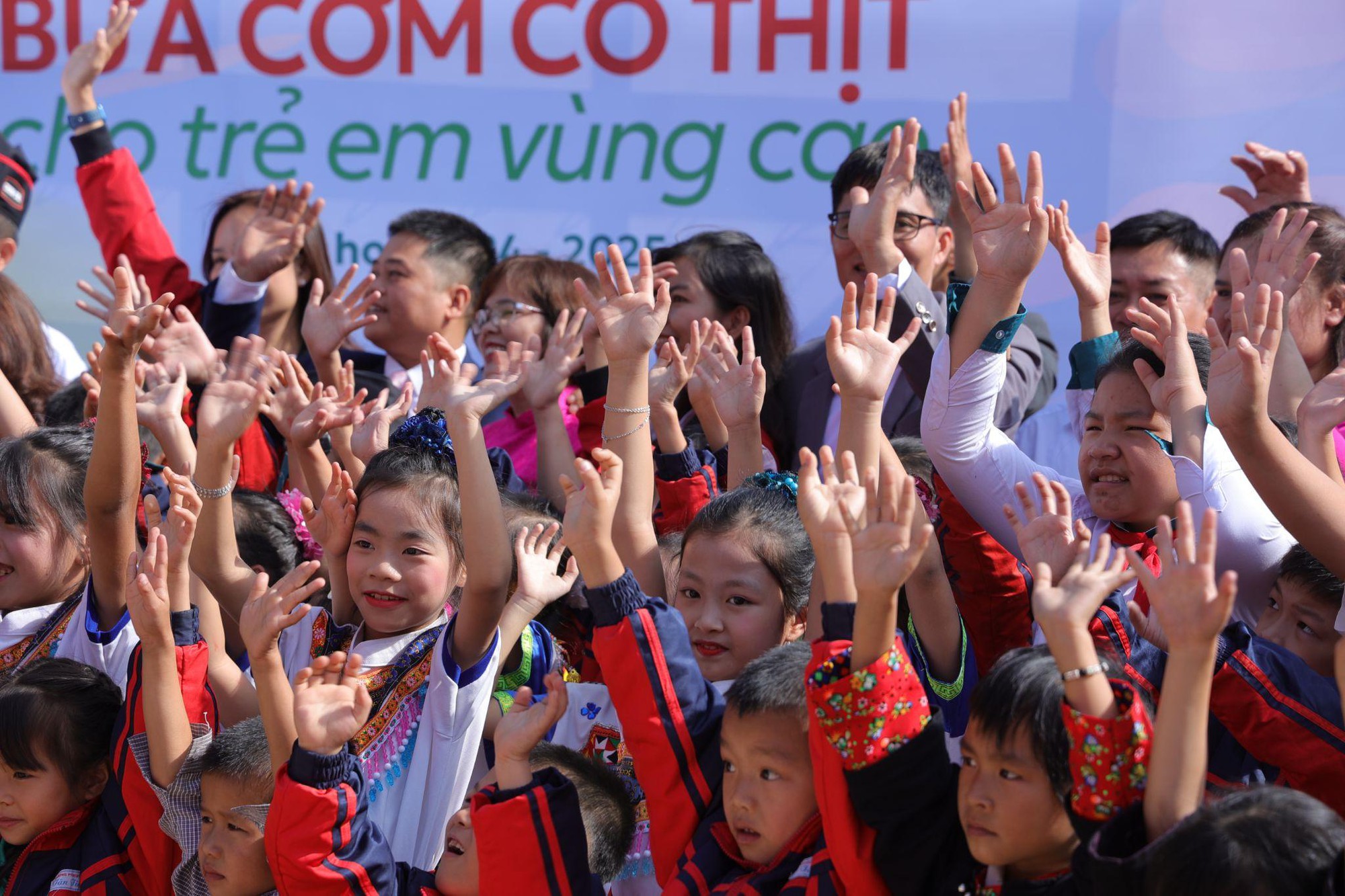 CHIN-SU mang cơm có thịt đặc biệt lên vùng cao, “tiếp sức học trò, tiếp lửa thầy cô”- Ảnh 9.