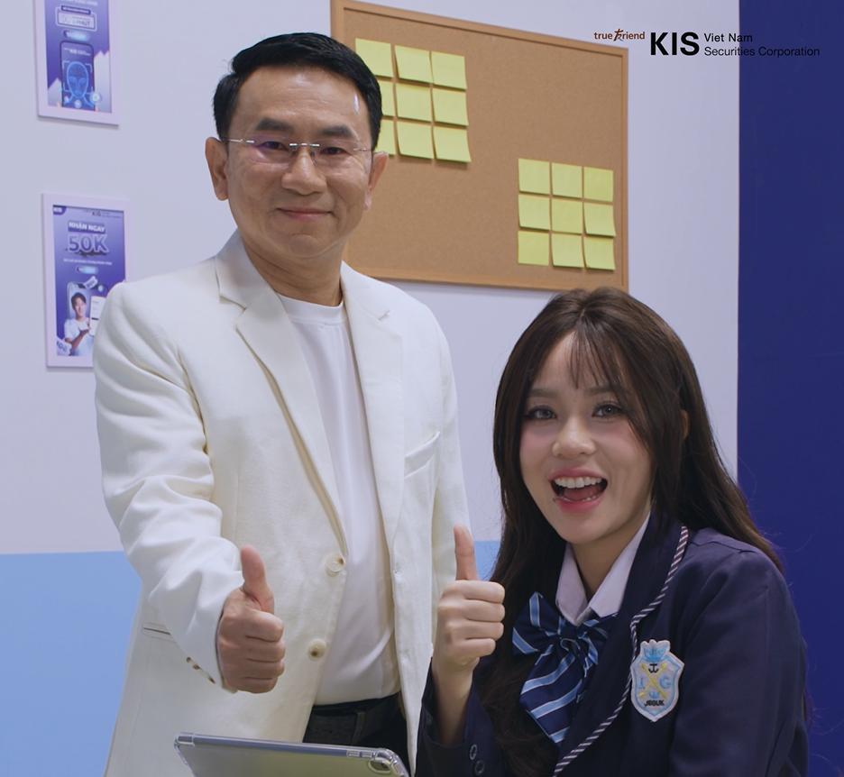 MisThy cosplay "chứng sĩ" cực mượt tại series "Trường mầm non Rich KIS"- Ảnh 1. MisThy cosplay "chứng sĩ" cực mượt tại series "Trường mầm non Rich KIS"- Ảnh 1.