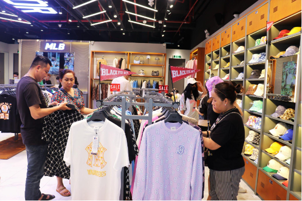 Crescent Mall sale khủng đến nửa đêm, giảm 80% hàng loạt các cửa hàng dịp cuối năm- Ảnh 1.