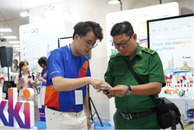 TP. Hồ Chí Minh vận hành chính thức tuyến Metro số 1, người dân nhận thẻ đi metro VikkiGO miễn phí - Ảnh 3.