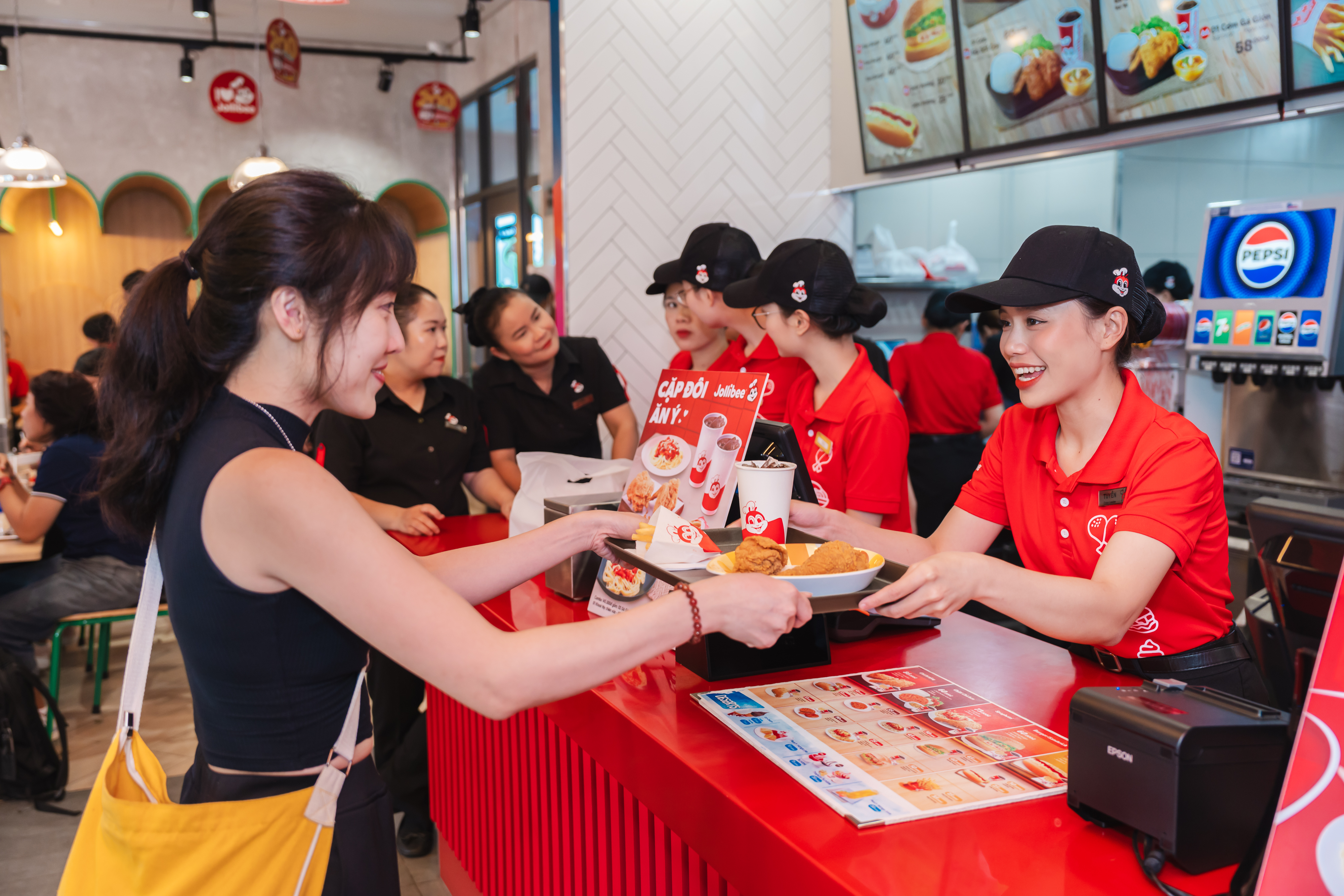 200 cửa hàng - Cột mốc mới trong hành trình lan tỏa niềm vui của Jollibee Việt Nam- Ảnh 3.