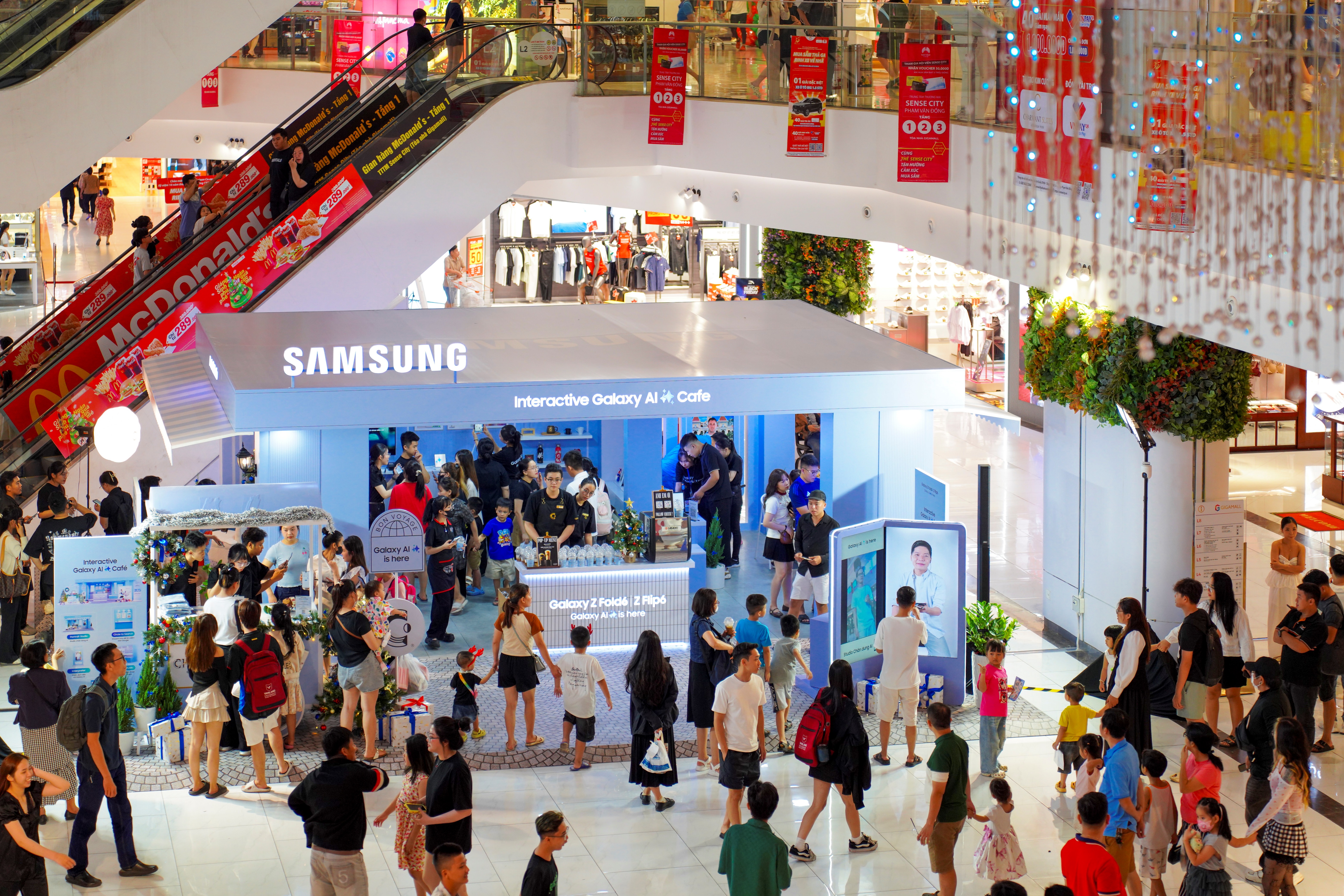 Rộn ràng chào đón mùa lễ hội bằng loạt công nghệ hiện đại tại Interactive Galaxy AI Cafe- Ảnh 1. Rộn ràng chào đón mùa lễ hội bằng loạt công nghệ hiện đại tại Interactive Galaxy AI Cafe- Ảnh 1.