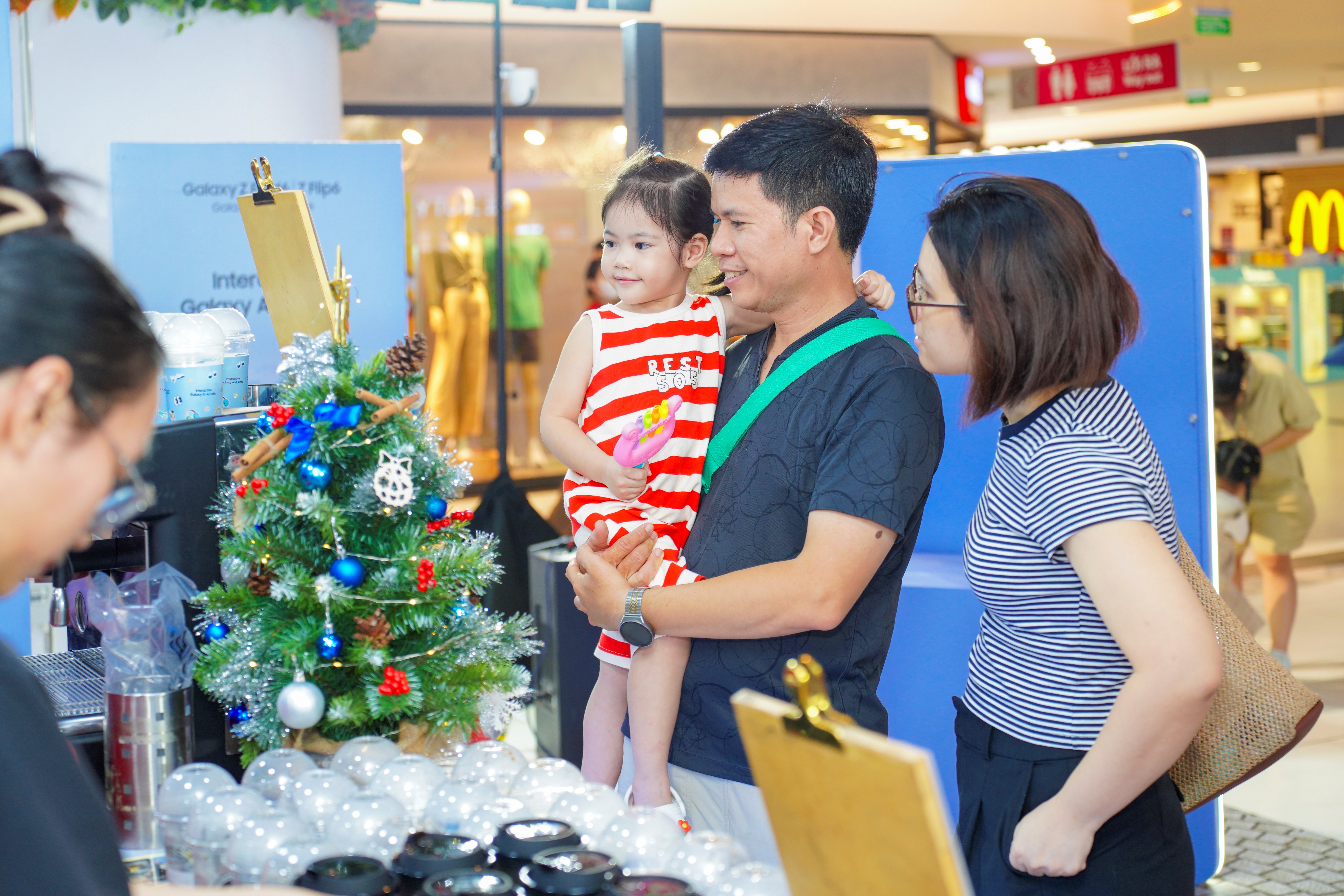 Rộn ràng chào đón mùa lễ hội bằng loạt công nghệ hiện đại tại Interactive Galaxy AI Cafe- Ảnh 2. Rộn ràng chào đón mùa lễ hội bằng loạt công nghệ hiện đại tại Interactive Galaxy AI Cafe- Ảnh 2.