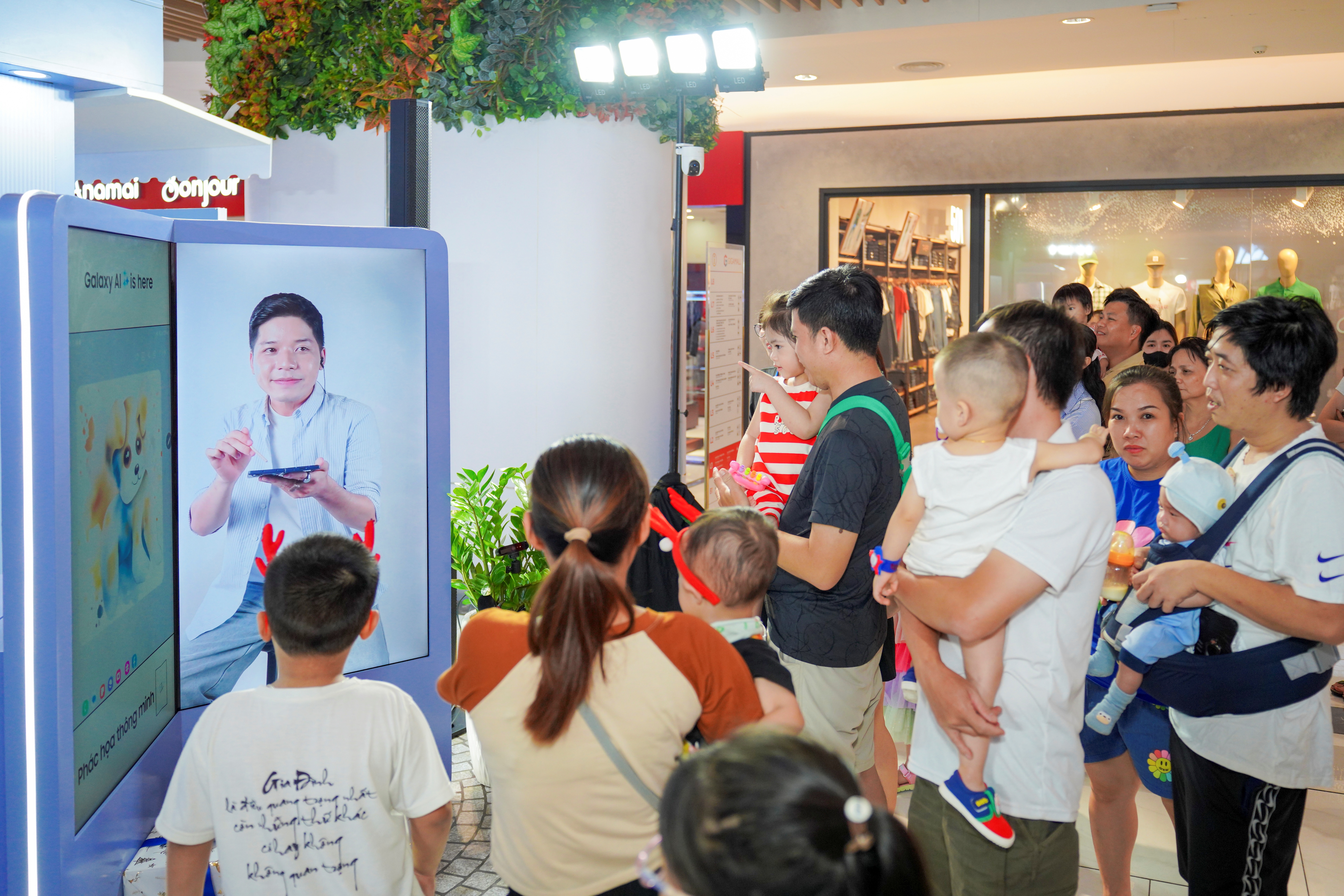 Rộn ràng chào đón mùa lễ hội bằng loạt công nghệ hiện đại tại Interactive Galaxy AI Cafe- Ảnh 4. Rộn ràng chào đón mùa lễ hội bằng loạt công nghệ hiện đại tại Interactive Galaxy AI Cafe- Ảnh 4.