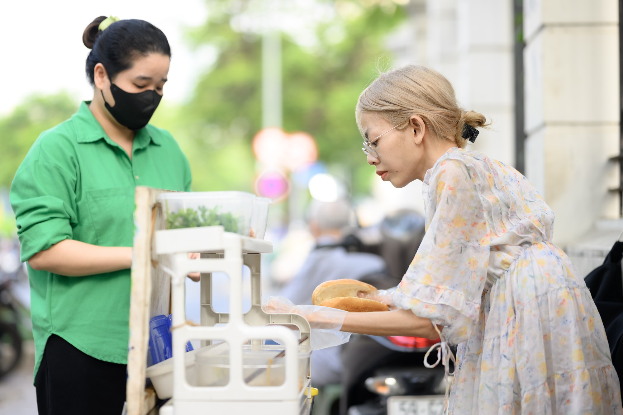 Những người cùng OMO kể câu chuyện “lấm bẩn gieo hy vọng” cho năm mới - Ảnh 1.