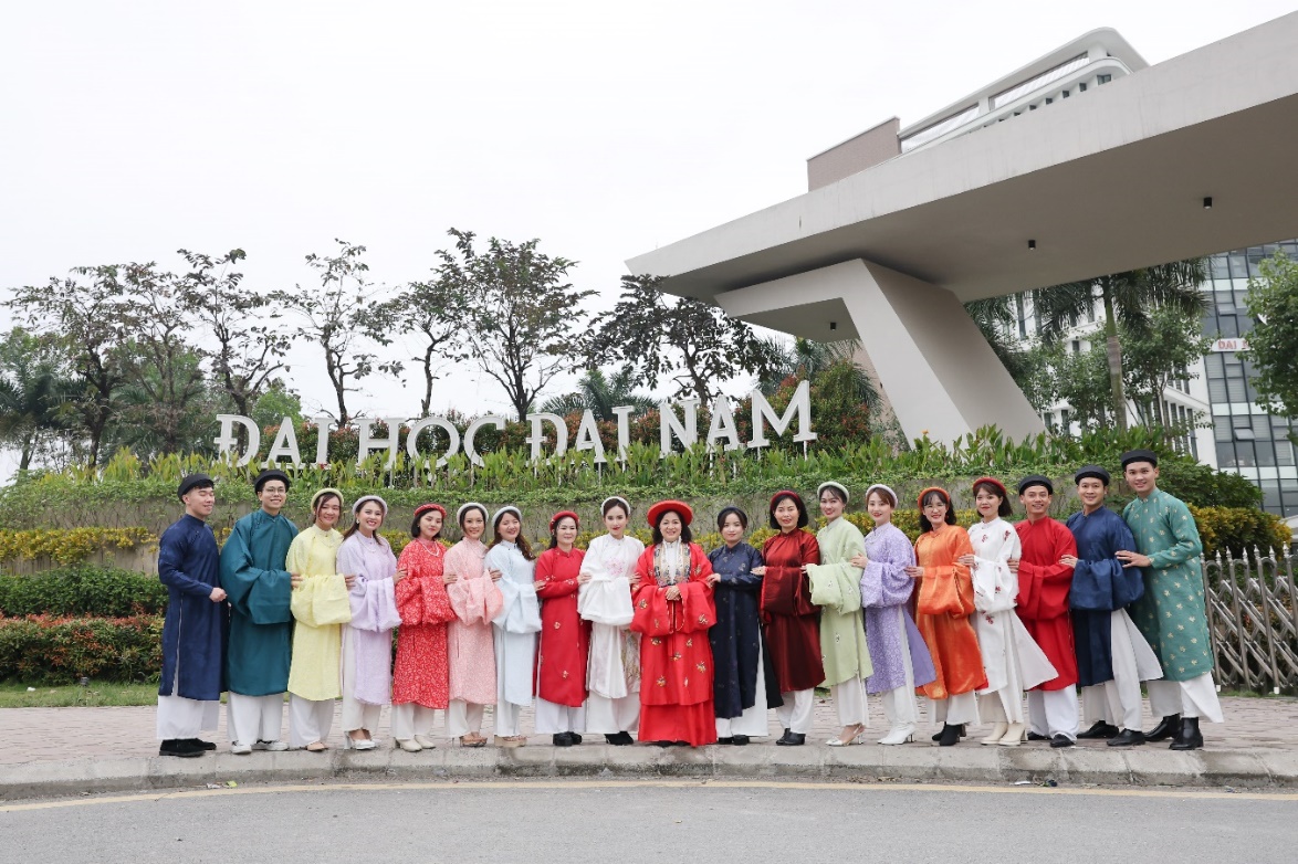 Thầy trò ĐH Đại Nam trình diễn Cổ phục Việt tôn vinh các giá trị văn hoá truyền thống - Ảnh 4.