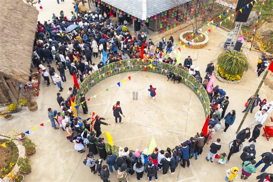 Sa Pa: Hàng nghìn lượt khách trẩy Hội Xuân Mở Cổng trời tại Fansipan - Ảnh 1.