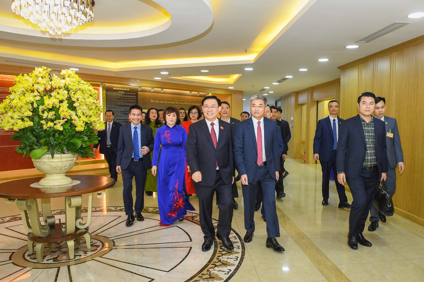 Chủ tịch Quốc hội Vương Đình Huệ thăm và chúc Tết Co-opBank - Ảnh 1.