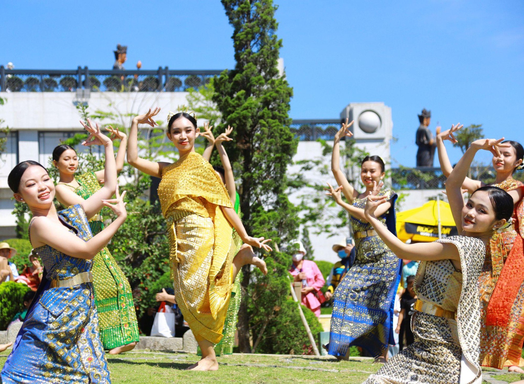 Tây Ninh vào mùa hành hương với loạt lễ hội lớn tại núi Bà Đen và Toà Thánh - Ảnh 2.