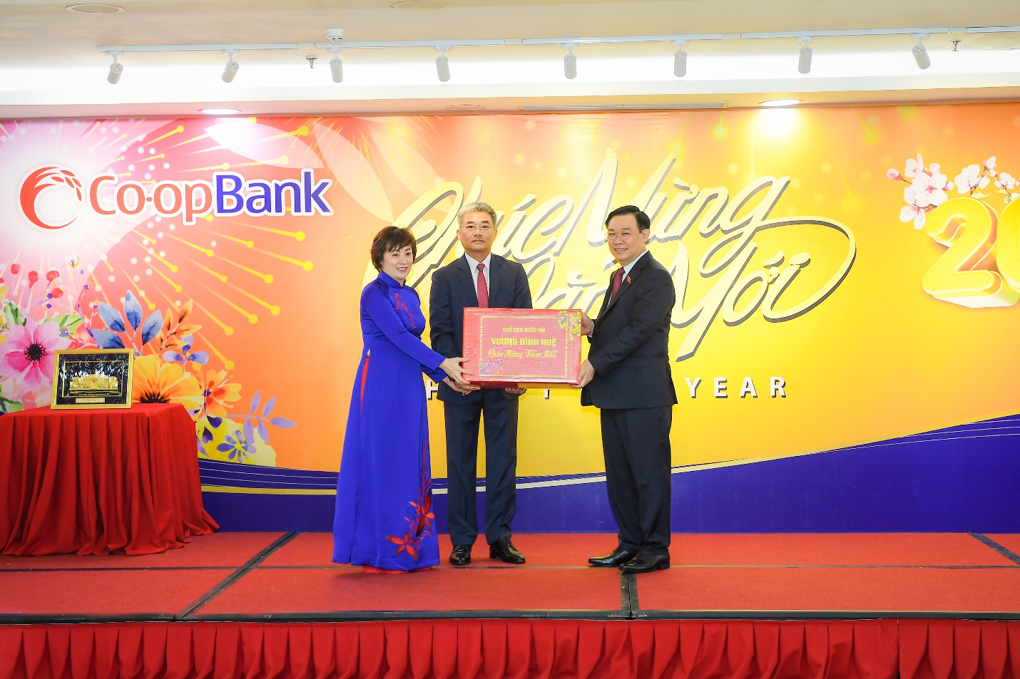 Chủ tịch Quốc hội Vương Đình Huệ thăm và chúc Tết Co-opBank - Ảnh 2.