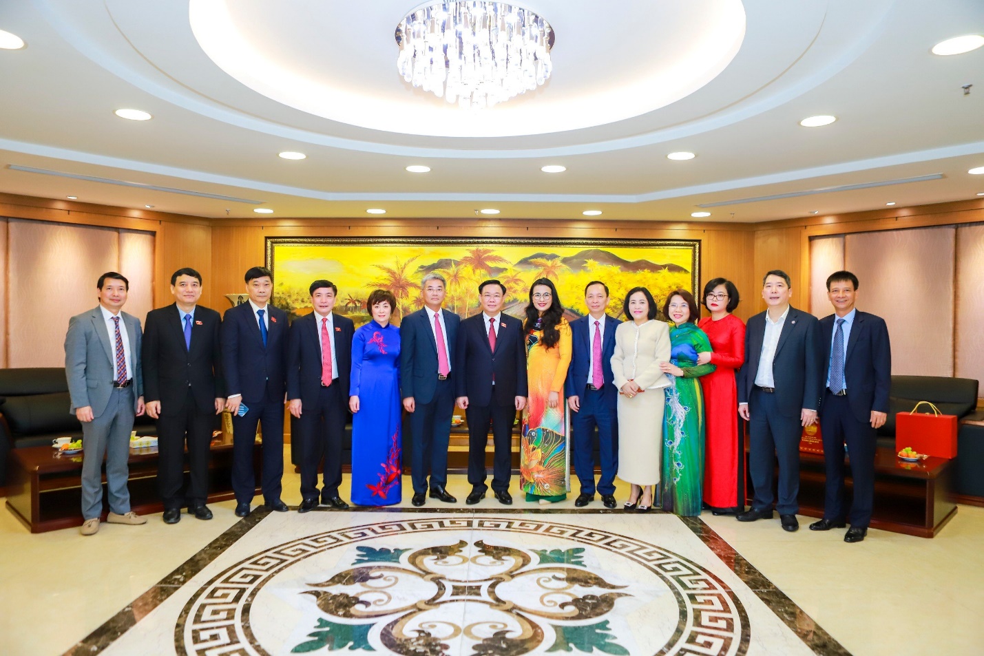 Chủ tịch Quốc hội Vương Đình Huệ thăm và chúc Tết Co-opBank - Ảnh 3.