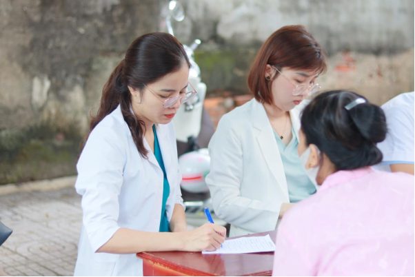 BS Thùy Dung – Sứ mệnh ngành y bên bệnh nhân xương khớp - Ảnh 2.