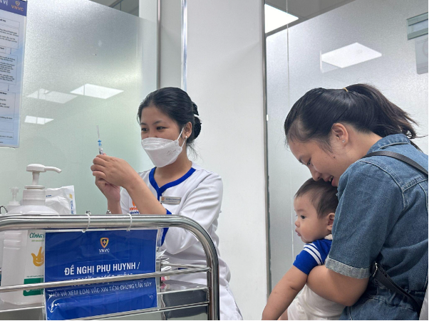 Mẹ bỉm háo hức đưa con đi tiêm vắc-xin não mô cầu mới lần đầu ở Việt Nam - Ảnh 1.
