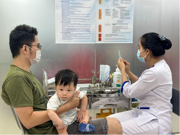 Mẹ bỉm háo hức đưa con đi tiêm vắc-xin não mô cầu mới lần đầu ở Việt Nam - Ảnh 2.